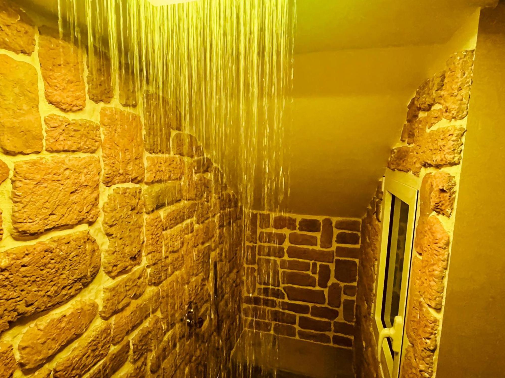 Deluxe Suite Spa Bath