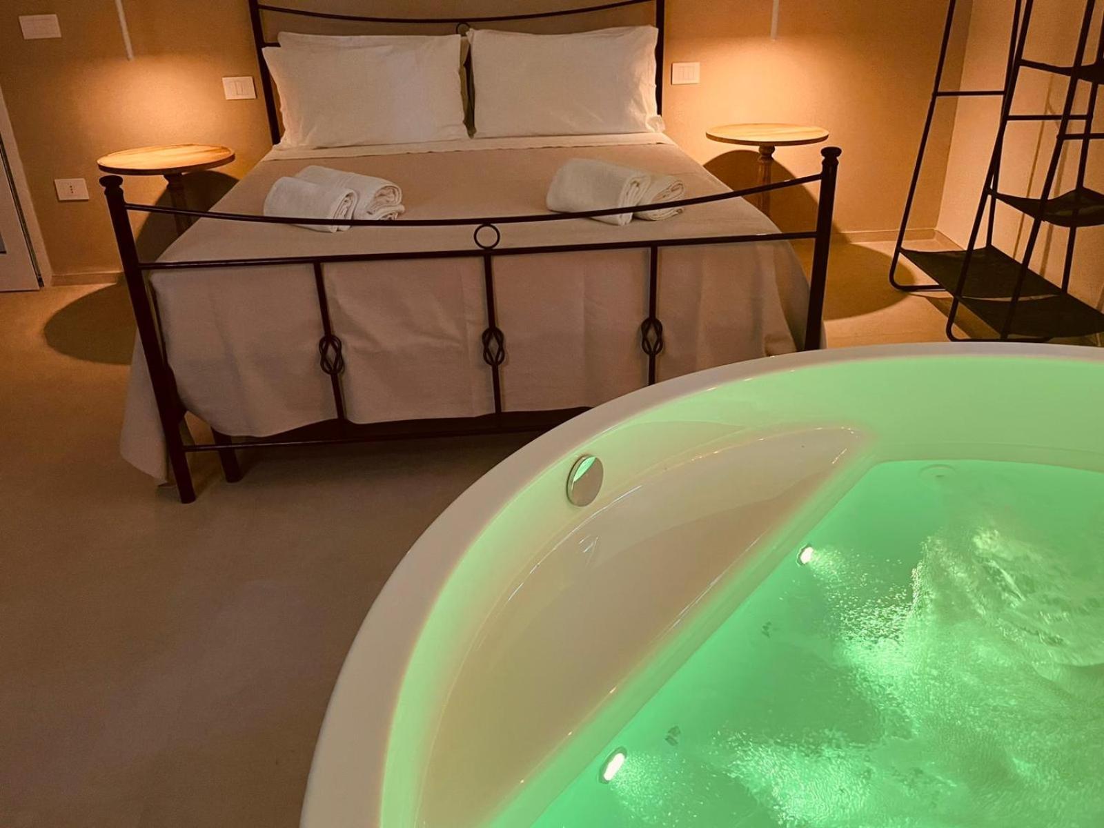 Deluxe Suite Spa Bath