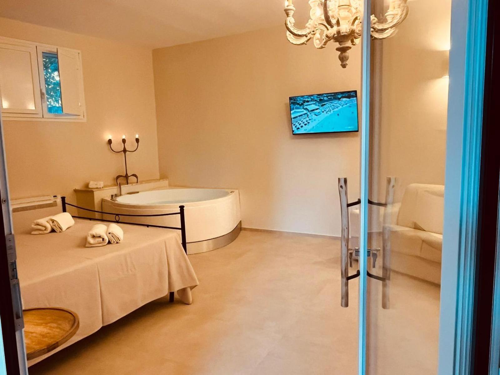 Deluxe Suite Spa Bath